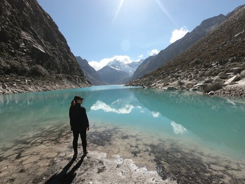 mulher na laguna paron, peru 