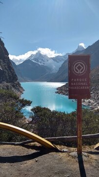 laguna paron no parque nacional huascar&aacute;n, peru 