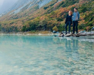 casal na laguna esmeralda, ushuaia, argentina