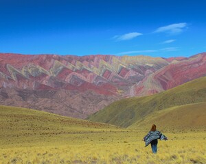 mulher no cerro 14 colores em humahuaca, argentina