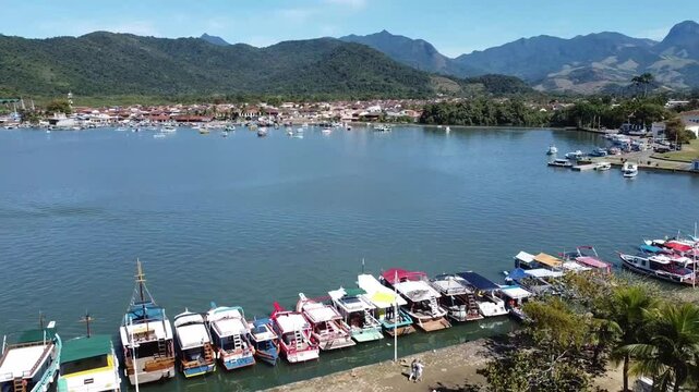 Barcos de turismo paraty