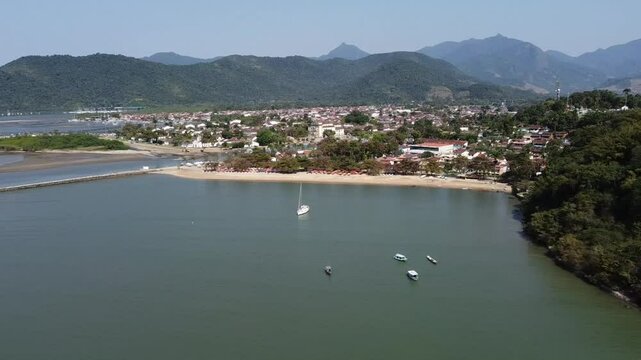 Baia da praia central de paraty