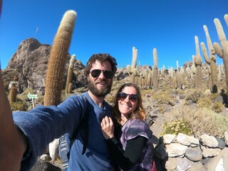 casal na ilha de cactus no salar do uyuni, bol&iacute;via