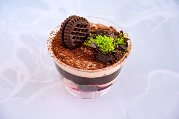 Close-up of homemade mug cakes with protein topping. Tek kisilik, adet yas pasta. Red velvet, Profiterol, meyveli, krokanli, cikolatali yas pasta. Dogum gunu pastasi.