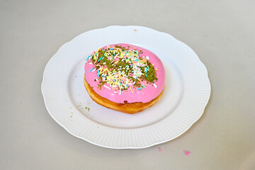 Donuts photoshoot. Food photography and editing. Cilekli, muzlu, Cikolatali donut.