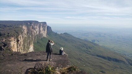 pessoa tirando foto o topo do monte roraima, venezuela