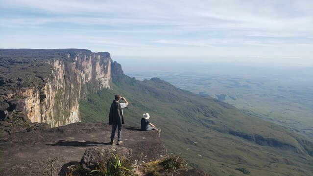 pessoa tirando foto o topo do monte roraima, venezuela