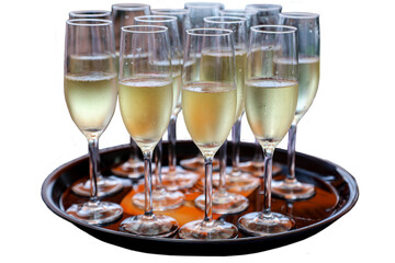 Ein Tablett mit Sektgläser.