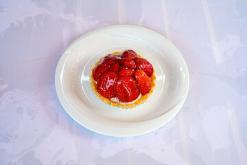 Close-up of homemade mug cakes with protein topping. Tek kisilik, adet yas pasta. Red velvet, Profiterol, meyveli, krokanli, frambuazli,  cikolatali yas pasta. Dogum gunu pastasi. Cilekli, frambuazli.