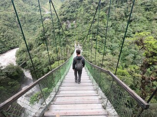 homem em ponte pencil em banos, equador