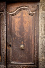 Porte très ancienne en bois.
