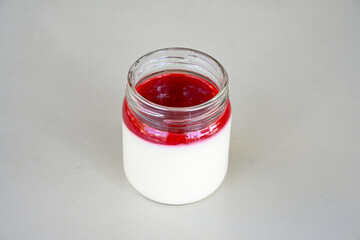 Close-up of homemade mug cakes with protein topping. Tek kisilik, adet yas pasta. Red velvet, Profiterol, meyveli, krokanli, frambuazli,  cikolatali yas pasta. Dogum gunu pastasi. Cilekli, frambuazli.