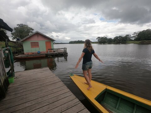 canoa sobre rio na amaz&ocirc;nia