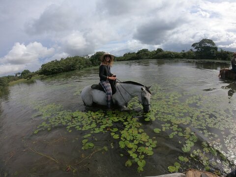 mulher em cavalgada na ilha do maraj&oacute; 