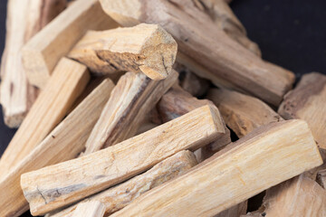 un montón de maderas de palo santo seco
