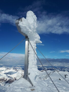das Gipfelkreuz auf der Vorderen Geiselspitze 2974m mit Anraum