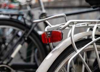 Rear bicycle light in a parking lot: safety and visibility in the city