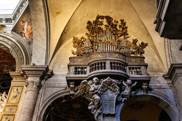 Organo del transetto destro nella Basilica di Santa Maria del Popolo. Roma, Italia