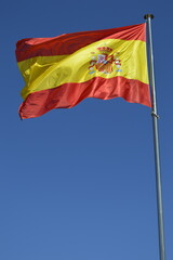 Bandeira da Espanha com céu azul de fundo