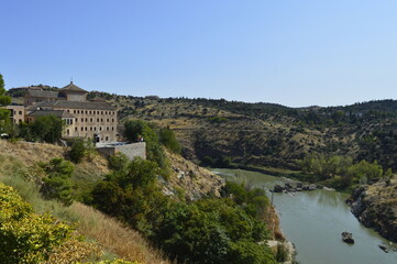 Obraz premium Vista do rio no entorno de Toledo na Espanha