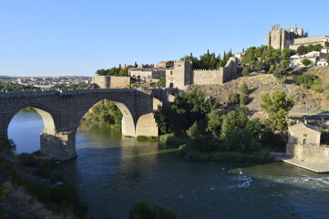 Vista de ponte de entrada na cidade de Toledo
