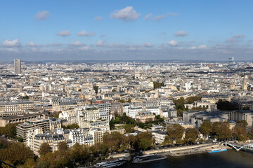 Fototapeta premium Breathtaking Aerial View of the Stunning Cityscape of Paris, France, an Iconic Destination