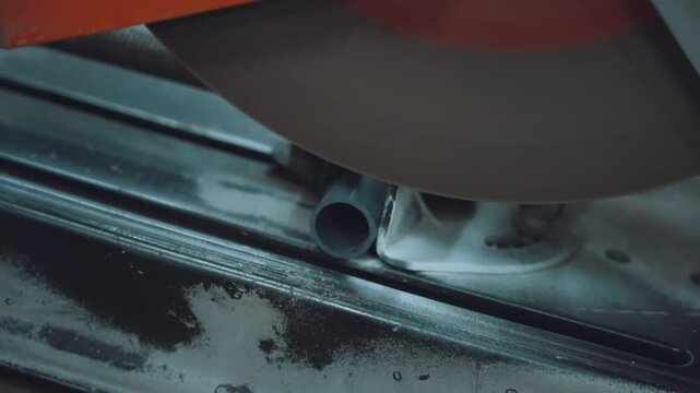 The process of cutting the pipe, the saw cuts the pipe