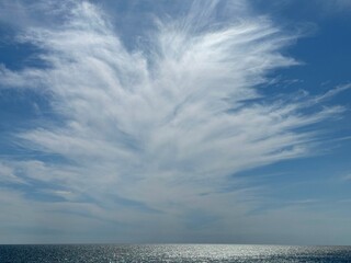 Obraz premium Amazing cloud in the sky above glittering silver water