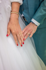 Les alliances des mariés pendant leur mariage