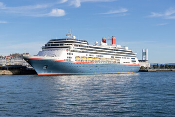 Obraz premium Cruise ship docked in A Coruña, Spain, during a sunny day