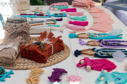 muestras de trabajo hechas a mano de macram&eacute;, ambiente de feria