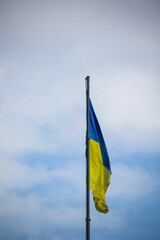 Ein Flagge der Ukraine an einem Fahnenmast.