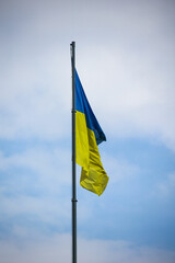 Ein Flagge der Ukraine an einem Fahnenmast.