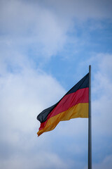 Eine Flagge von Deutschland an einem Fahnenmast.