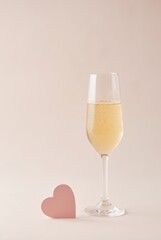 single champagne flute filled with bubbly champagne