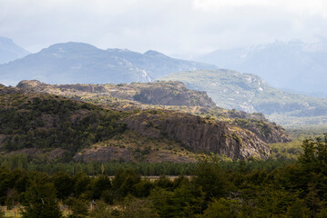 Obraz premium paisaje de cerros y montañas verdes en Cerro castillo, región de Aysen, Patagonia, Chile