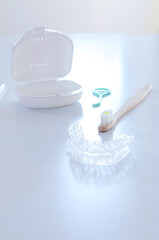 Par de alineadores transparentes con estuche portable, extractor y cepillo dental. Método de...