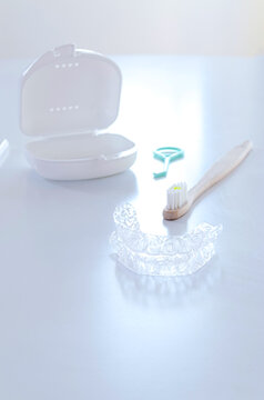 Par de alineadores transparentes con estuche portable, extractor y cepillo dental. M&eacute;todo de ortodoncia.  