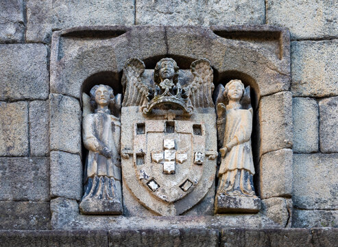 Armas de Portugal no Largo da Oliveira em Guimar&atilde;es 