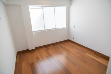 habitacion de departamento moderno con ventana y  paredes blanca, piso de melamina