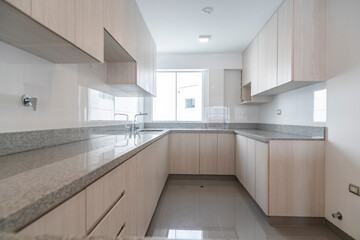 cocina iluminada moderna con muebles de melamina y estufa