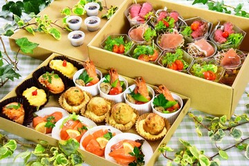かわいい器のオードブル盛り合わせ　一口サイズのパーティー料理