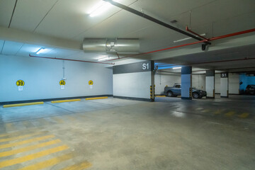 zona de estacionamiento en sotano de edificio