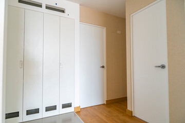 habitacion de departamento flat con closet de melamina color blanco y paredes tapizadas