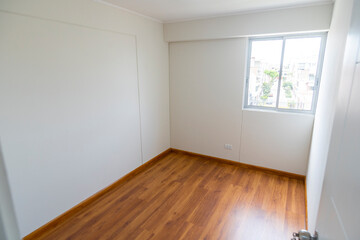 habitacion moderna de departamento, iluminado con ventana a la calle 