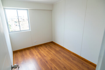 habitacion moderna de departamento, iluminado con ventana a la calle 