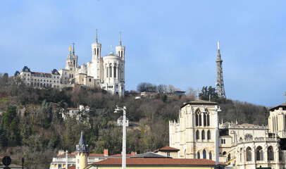 Fototapeta premium Lyon, France. Cathédrale Saint-Jean, diocèse, avec en fond la basilique Notre Dame de Fourvière et la chapelle Saint-Thomas 