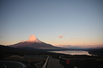 山中湖明神山パノラマ台からの富士山と山中湖の風景