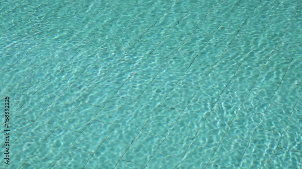 Poster empty swiiming pool, ripple effect in slow motion