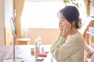 Fototapeta premium スキンケアをしている若い女性。